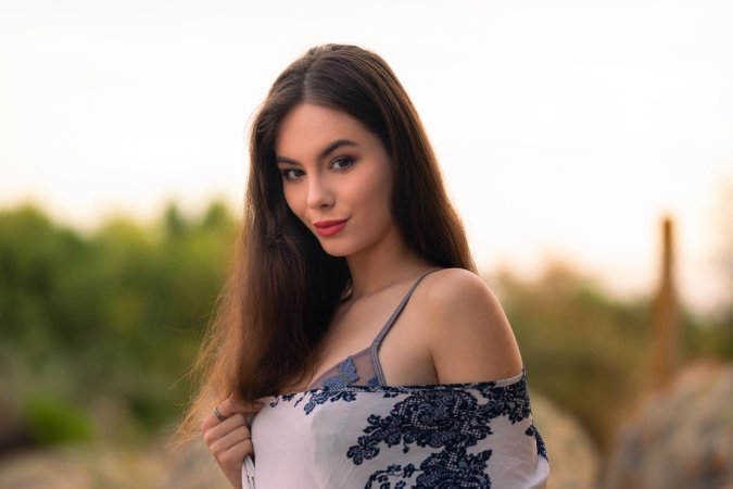 Liz Ocean in blue floral robe posing solo on balcony lounge chair with red lips and lace lingerie — Liz Ocean #3