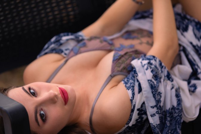 Liz Ocean in blue floral robe posing solo on balcony lounge chair with red lips and lace lingerie — Liz Ocean #6
